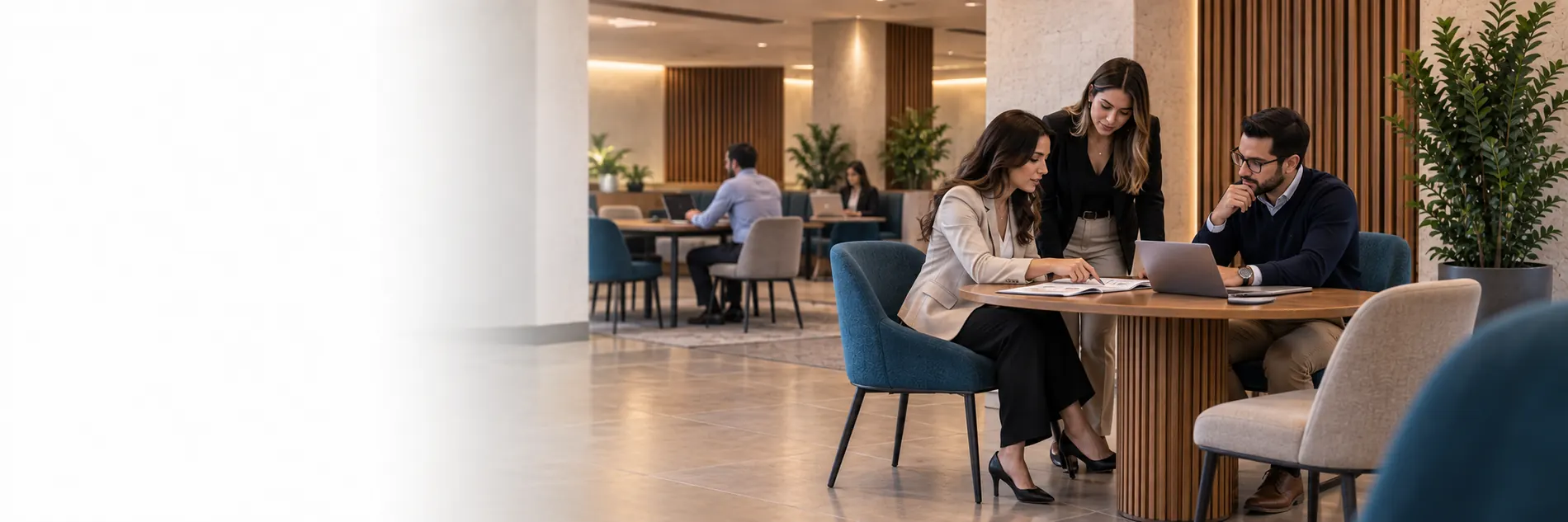 Consultores de FACTO revisando un proyecto con una clienta